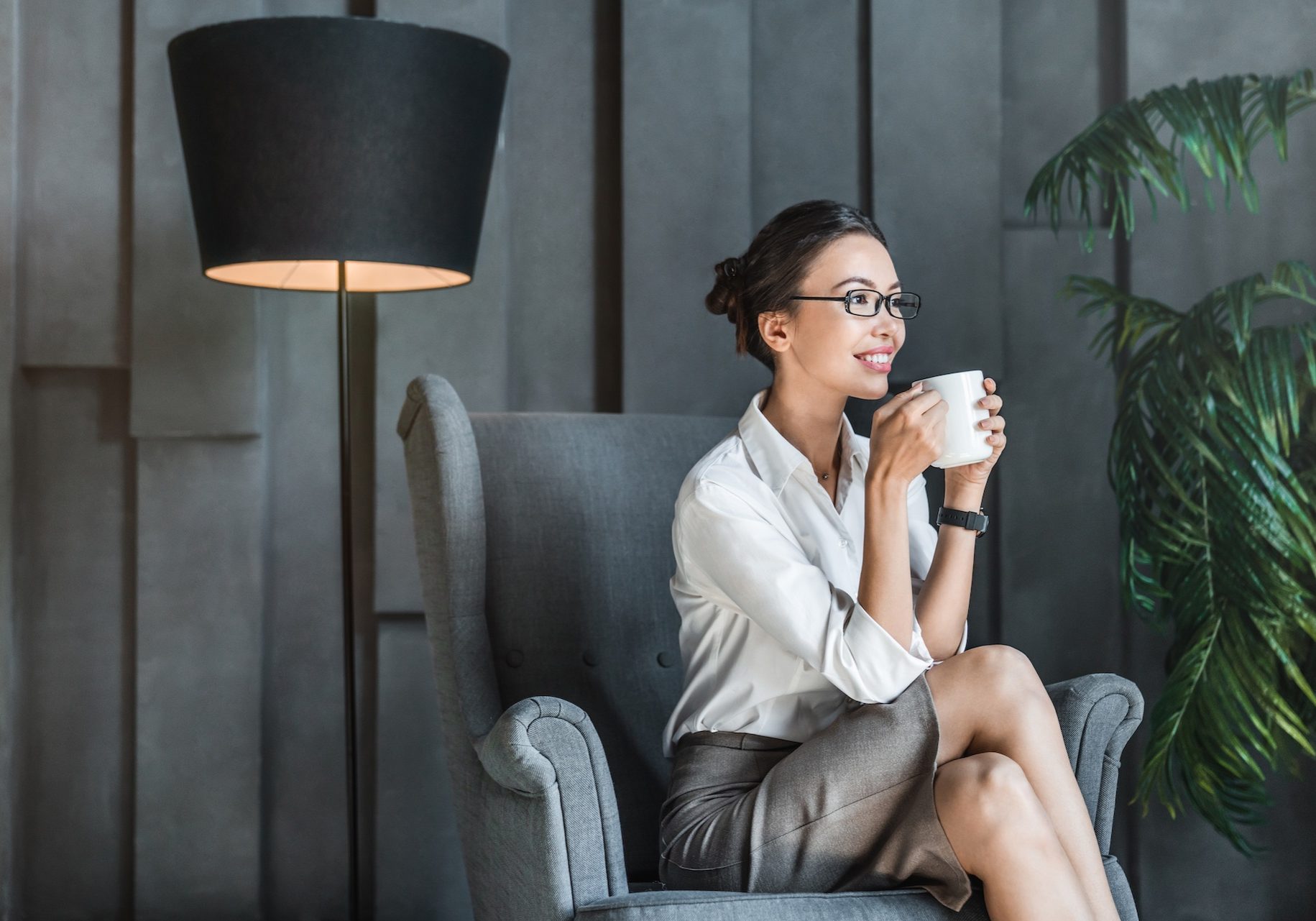 Beautiful asian business woman drinking coffee